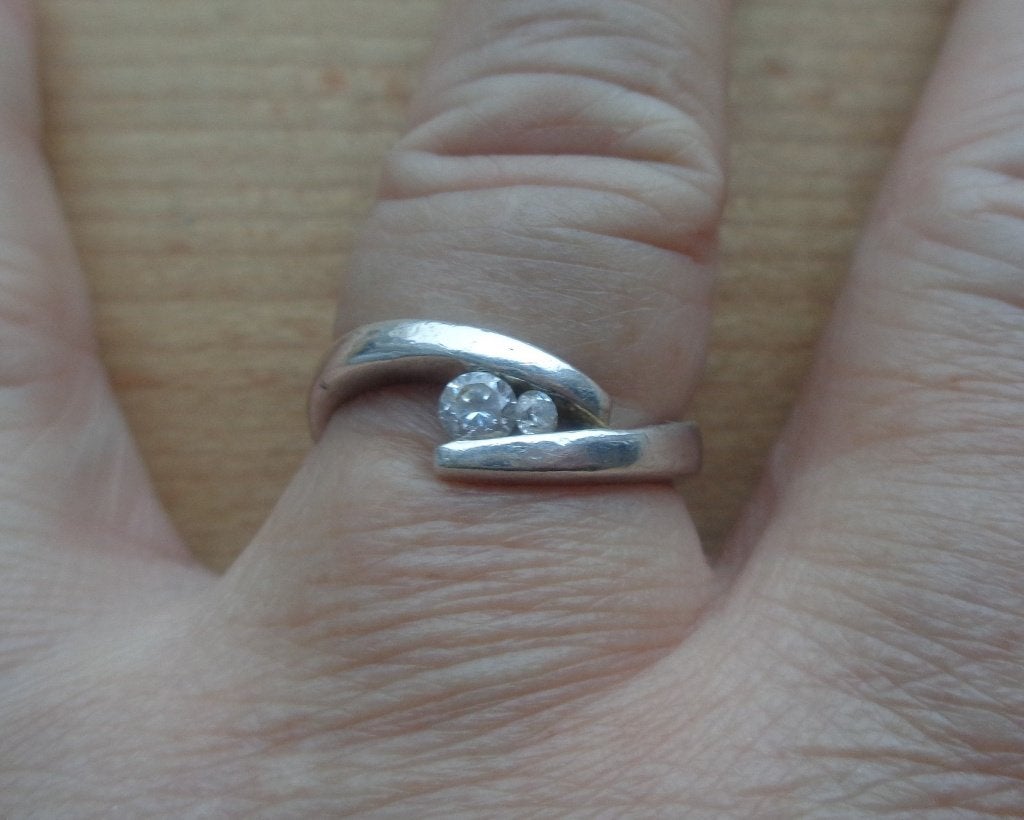 zilveren design ring met twee steentjes [922], Verzenden, Zo goed als nieuw, 17 tot 18, Dame