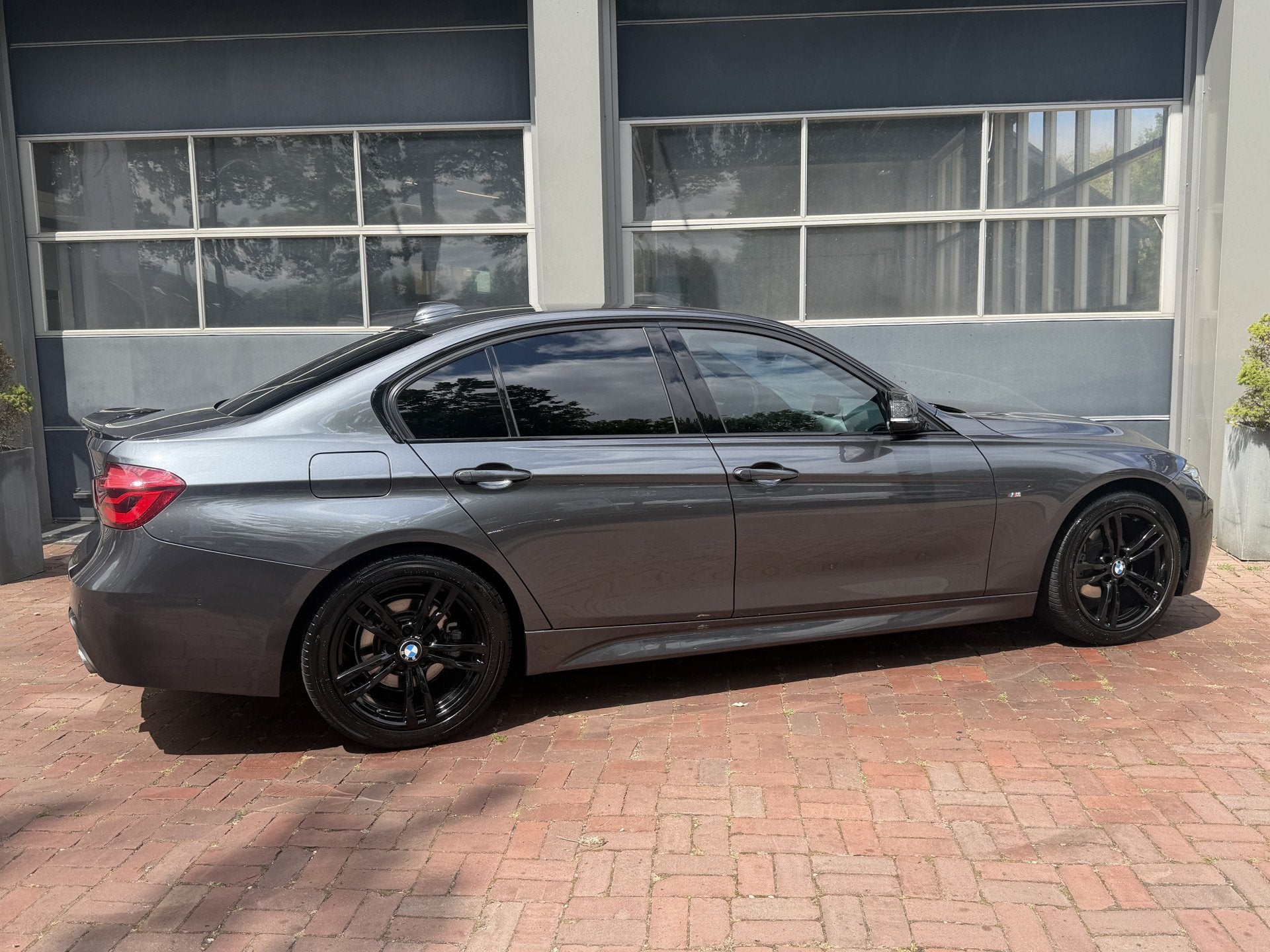BMW 3 Serie 318i Edition M Sport Shadow High Executive Bj 20, Auto's, Automaat, Gebruikt, Euro 6, 19 km/l