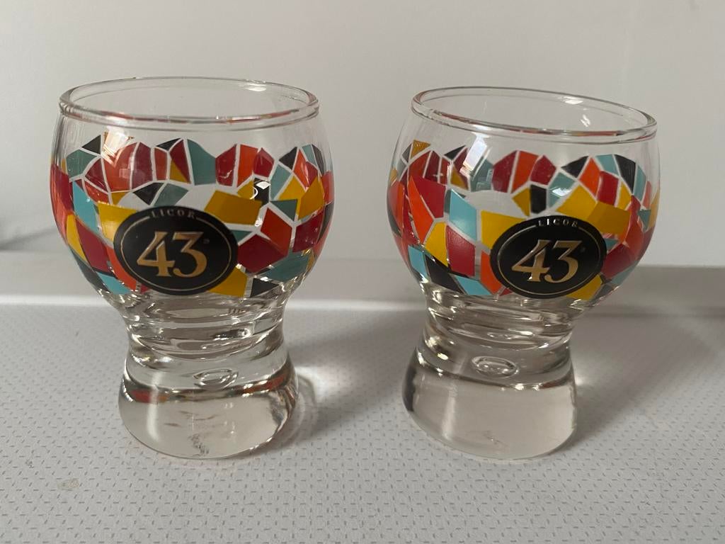 2 Licor 43 shotglaasjes met kleurrijk mozaïekdesign., Verzamelen, Glas en Borrelglaasjes, Ophalen of Verzenden, Zo goed als nieuw