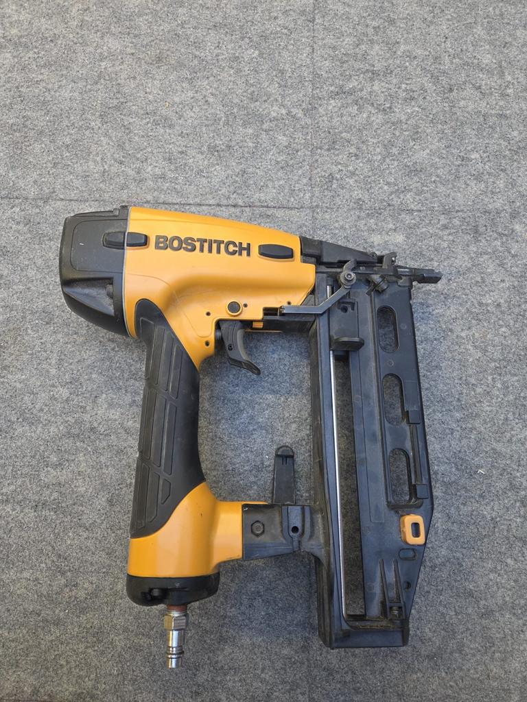 Bostitch Luchtdruk Tacker - Professionele Spijkerpistool, Ophalen, Gebruikt