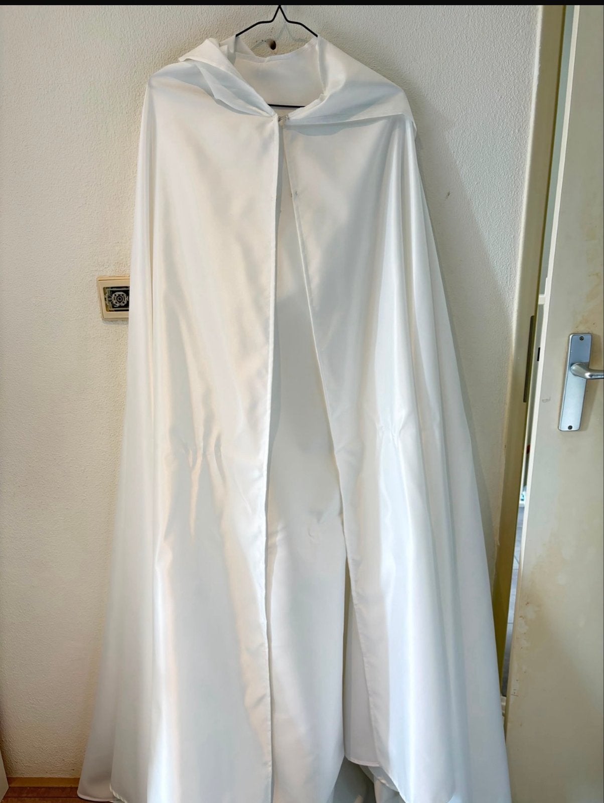 Witte cape met capuchon - Nieuwstaat, Kleding | Dames, Ophalen, Maat 42/44 (L), Nieuw, Overige thema's