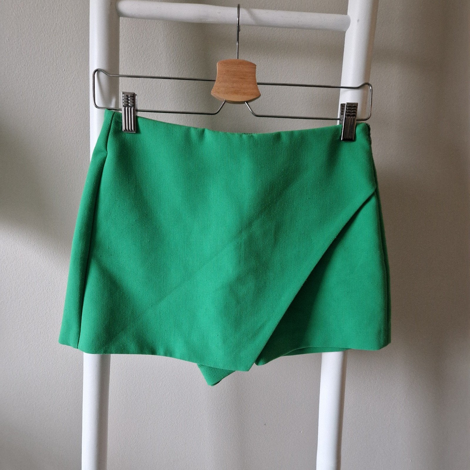 Groene skort met overslag - Maat 36 (S) broekrok zara, Kleding | Dames, Rokken, Ophalen of Verzenden, Maat 36 (S), Boven de knie