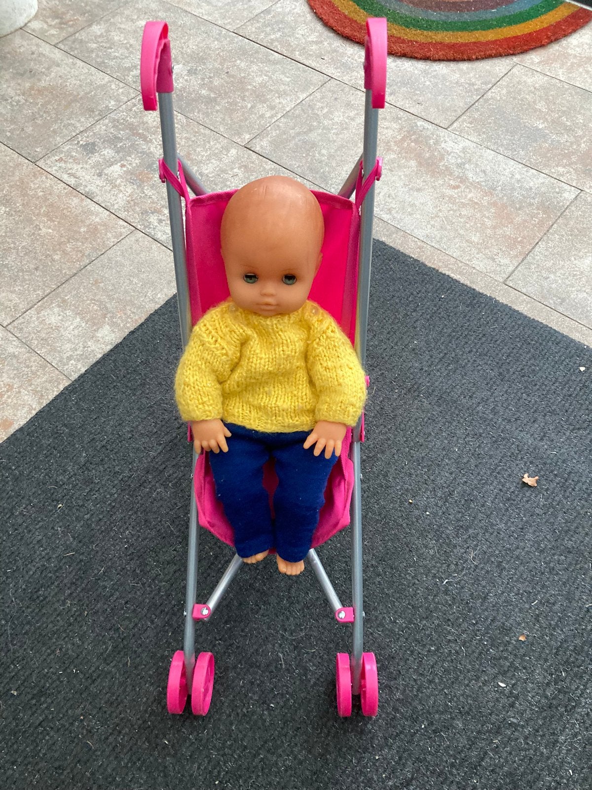 Pop met poppenwagentje, Ophalen of Verzenden, Zo goed als nieuw, Babypop