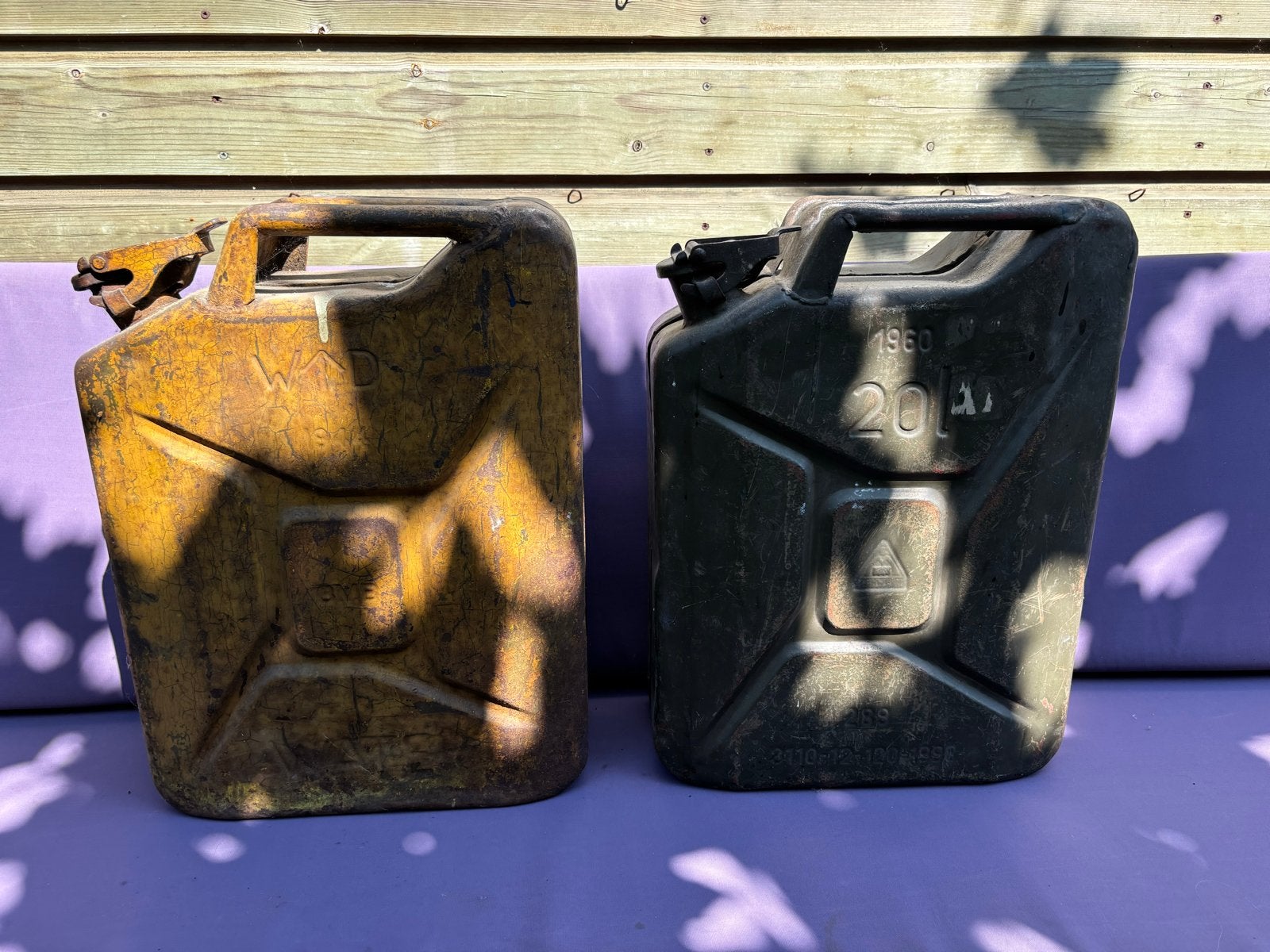 Oude vintage jerrycans - Decoratie mancave, Ophalen