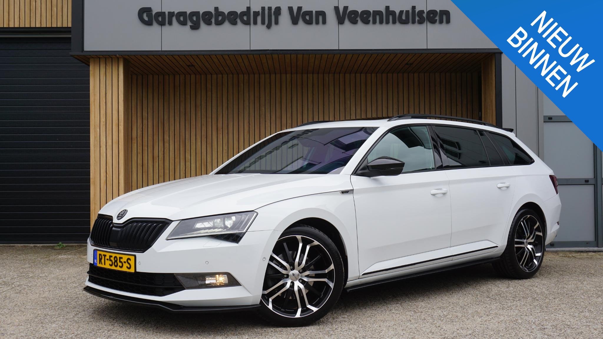 Skoda Superb Combi 1.8 TSI 180pk Sportline Business dsg Pano, Auto's, Skoda, 4 cilinders, 179 pk, Alcantara, Wit