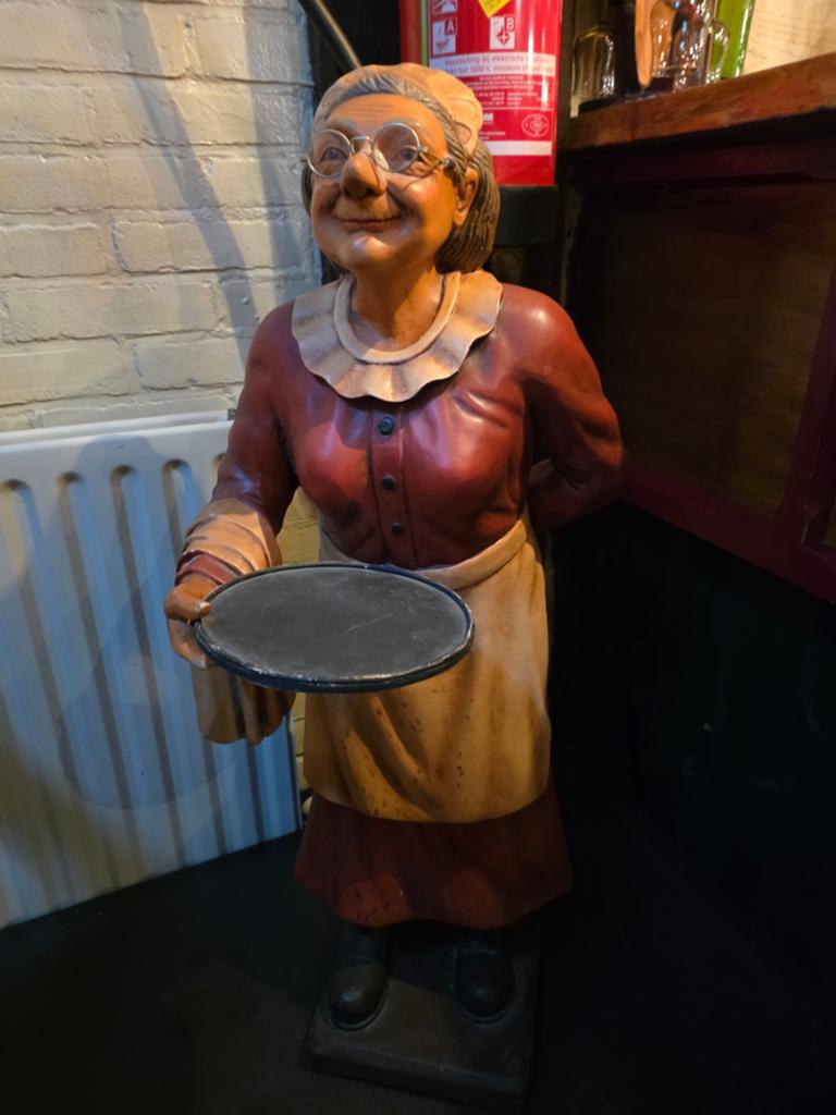 Decoratieve beelden: Ober en serveerster met dienblad, Ophalen