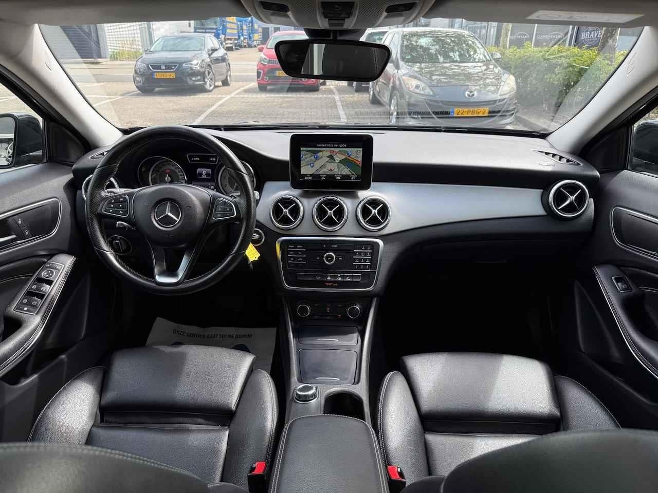 Mercedes-Benz GLA-klasse 180 AMG LED/LMV18/CAM/LEER/NAV/PANO, 4 cilinders, 1335 kg, SUV of Terreinwagen, 5 stoelen