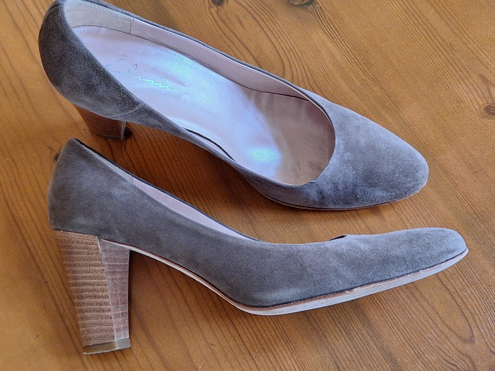 Zeer elegante suède dames pumps maat 38 merk LILIAN, Kleding | Dames, Schoenen, Ophalen of Verzenden, Zo goed als nieuw