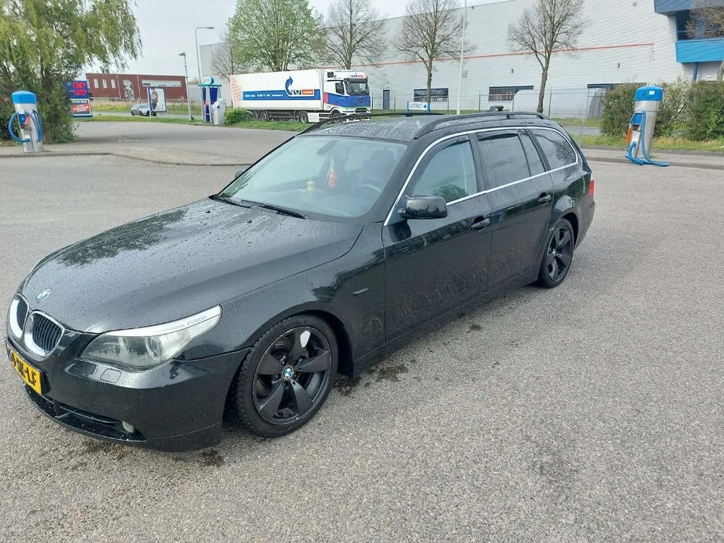 BMW 5-Serie 2.5 I 525 Touring AUT 2004 Zwart, Auto's, BMW, Automaat, Achterwielaandrijving, Zwart, 2000 kg