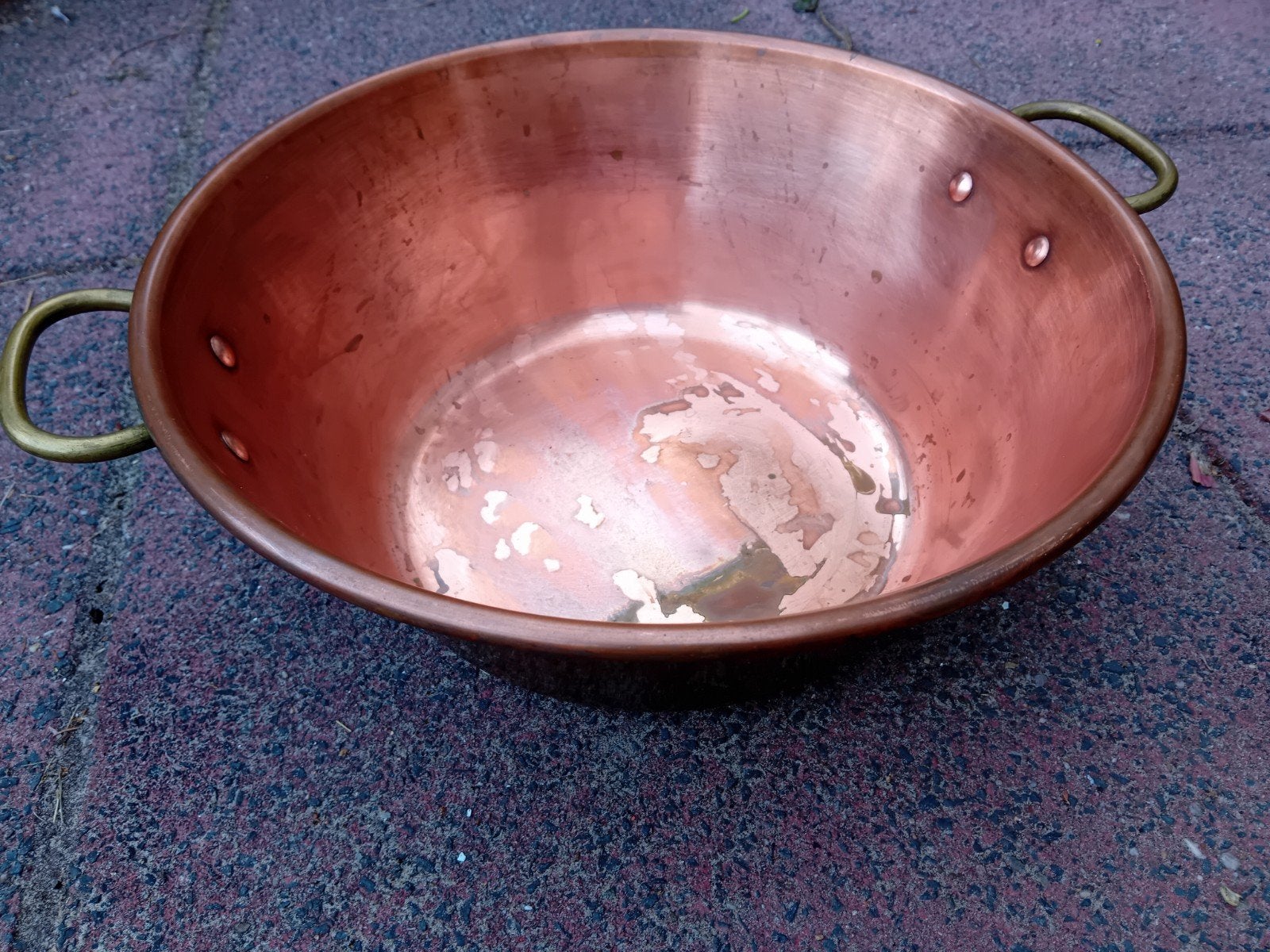 Traditionele koperen jampan met handvatten, Ophalen, Koper