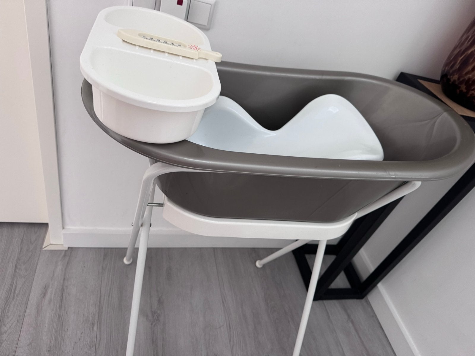 Babybadje met standaard, badzitje en accessoires, Zo goed als nieuw, Badje, Standaard, Ophalen