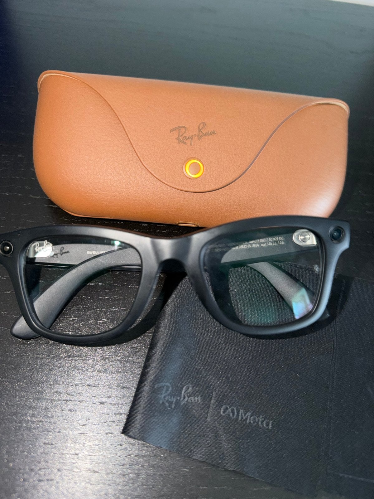 Foto 3 van Ray-Ban Stories Wayfarer Smartbril met Oplaadcase