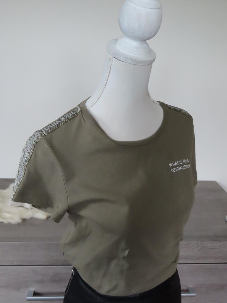 NIKKIE Groen Soft Olive Shirt Korte Mouwen XS 34, Kleding | Dames, T-shirts, Ophalen of Verzenden, Zo goed als nieuw, Maat 34 (XS) of kleiner