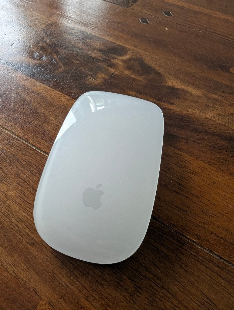 Magic Mouse 2 (accu niet goed) ,  Voor de handige Harry, Computers en Software, Muizen, Muis, Rechtshandig, Ophalen of Verzenden