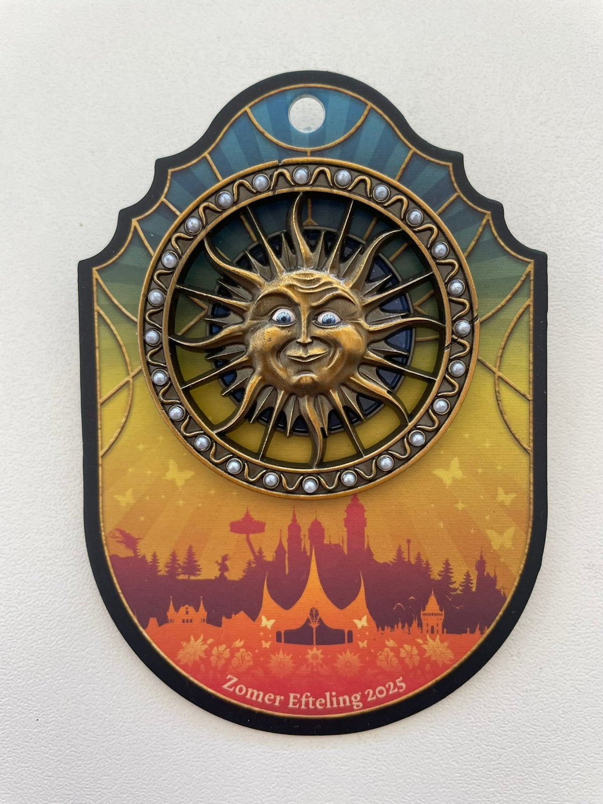 Efteling pin Zomer Efteling 2025 op kaartje EPP 495, Verzamelen, Efteling, Ophalen of Verzenden, Nieuw, Button of Speldje