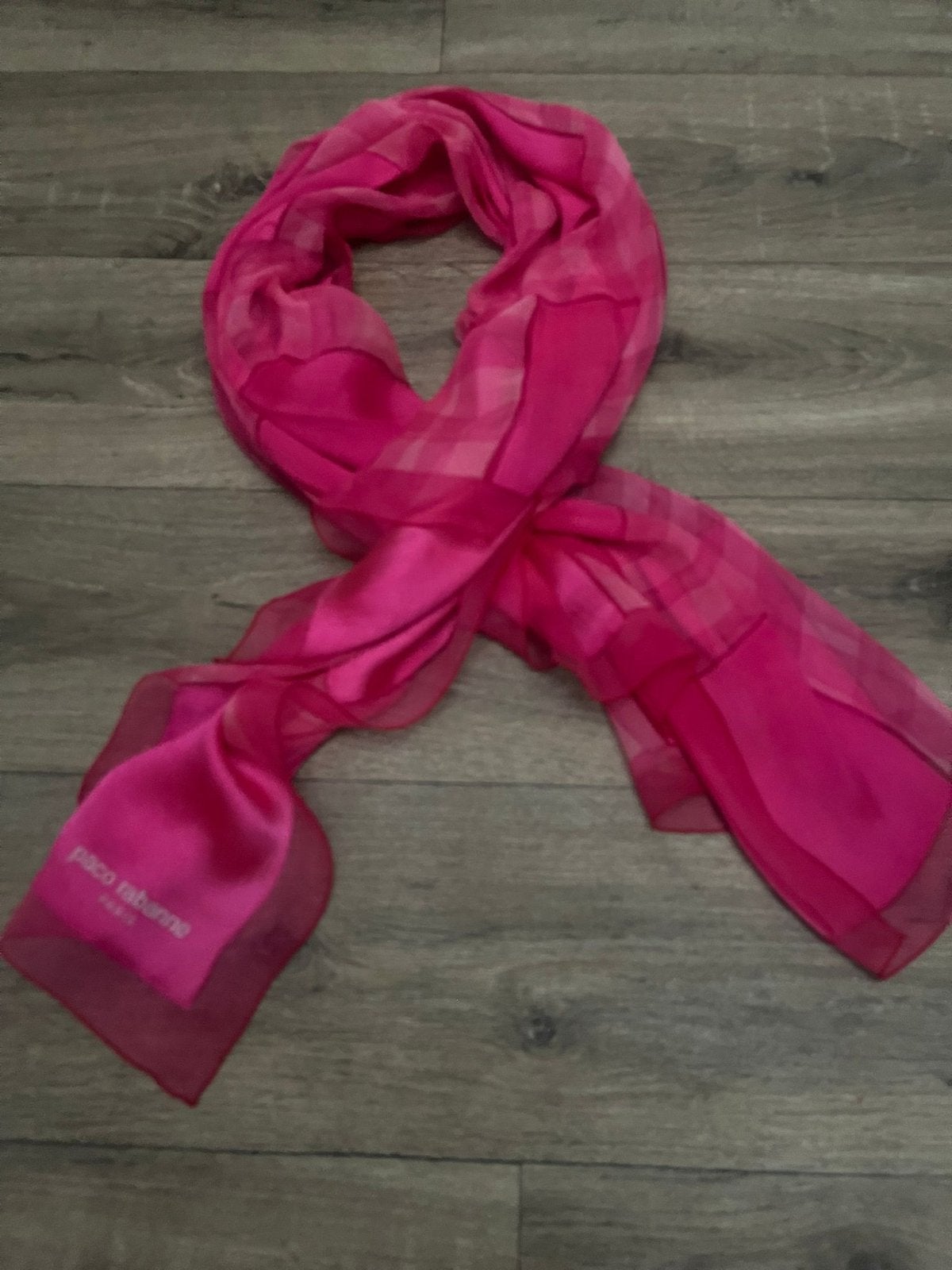 Paco Rabanne Paris doek / Sjaal voor Dames - Roze Geruit, Kleding | Dames, Mutsen, Sjaals en Handschoenen, Verzenden, Gedragen