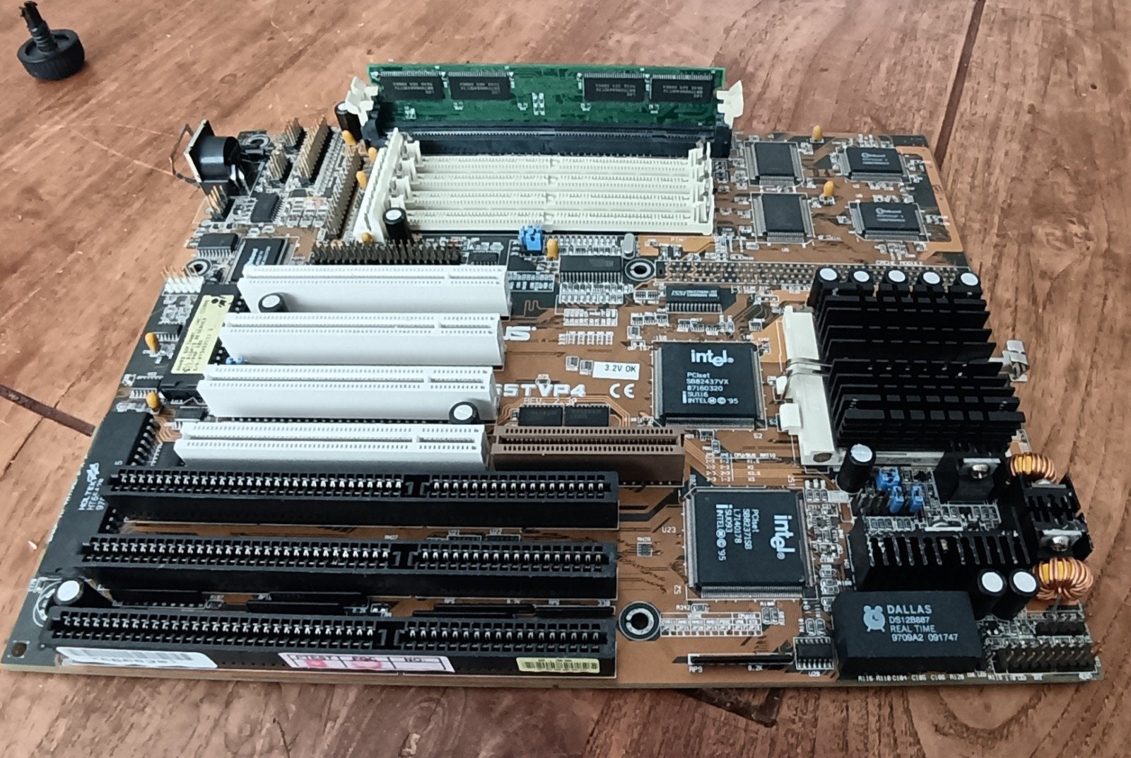 Asus P/I-P55TP4 vintage moederbord incl Pentium cpu, Computers en Software, Vintage Computers, Ophalen of Verzenden