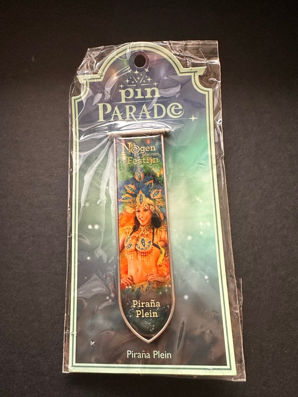 Efteling Pin: Negen Pleinen Festijn 2015 Piraña Plein, Ophalen, Nieuw, Button of Speldje