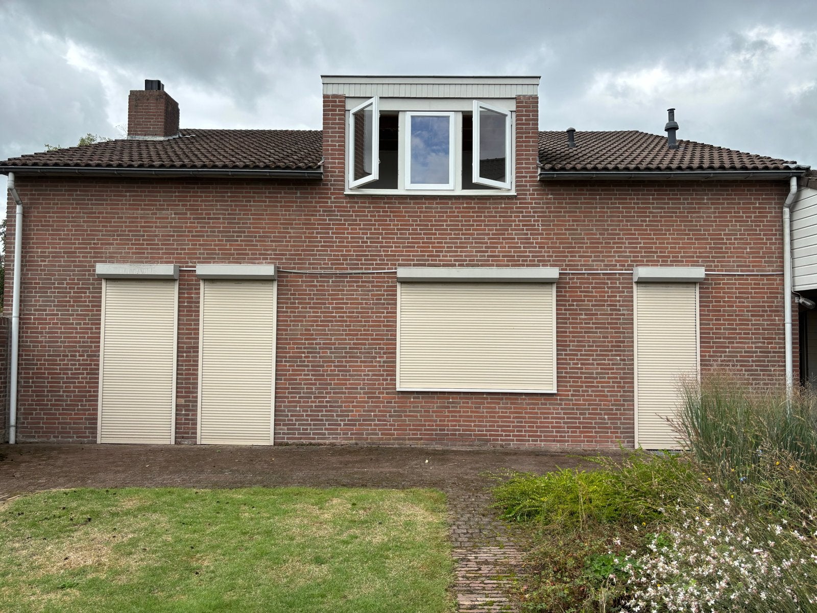 Set van 4 crèmekleurige elektrische rolluiken, diverse maten, Doe-het-zelf en Verbouw, Ophalen, Gebruikt, 100 tot 150 cm, 200 cm of meer
