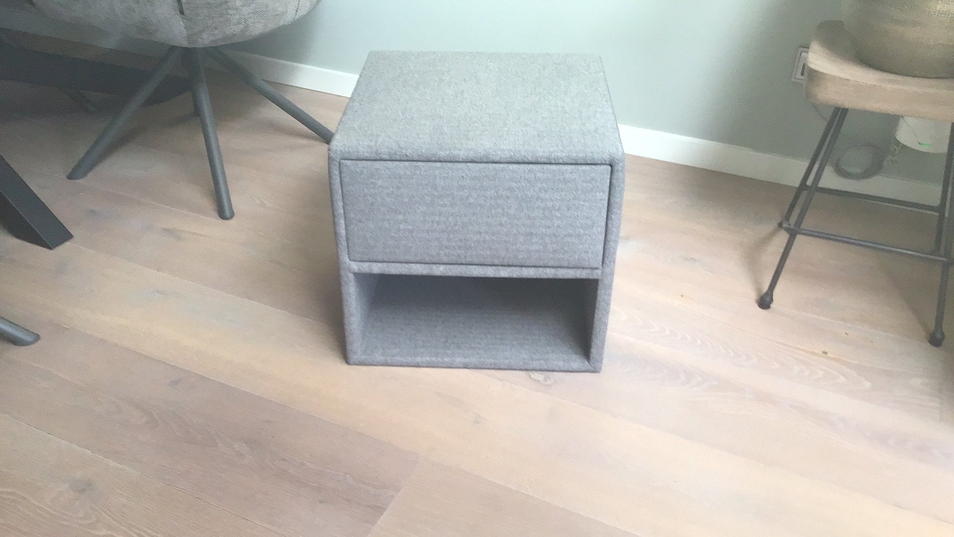 Grijs gestoffeerd nachtkastje, Ophalen, Zo goed als nieuw, Minder dan 45 cm, Minder dan 55 cm