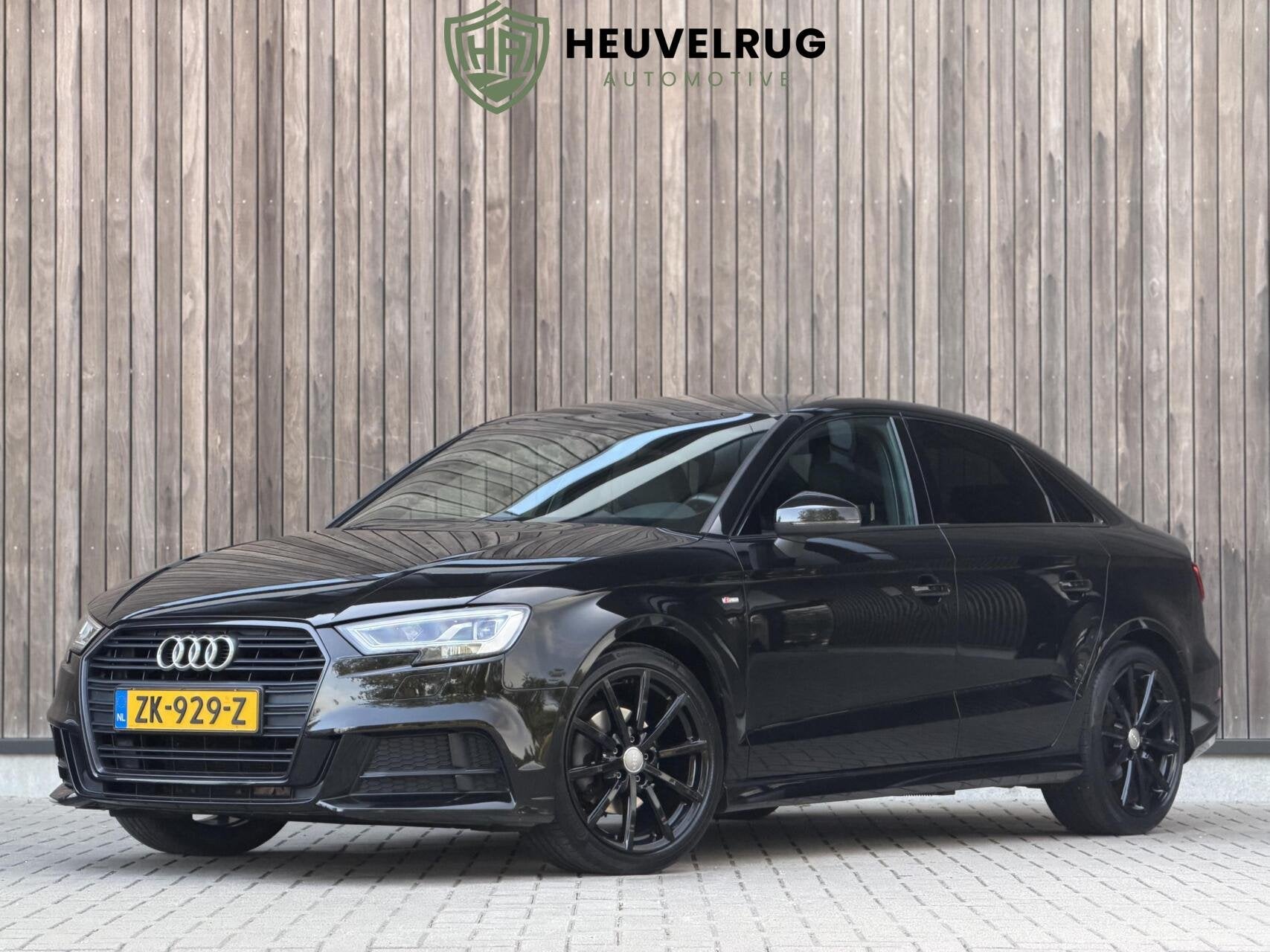 Audi A3 Limousine 30 TFSI S-LINE | BLACK PAKKET | NAP | TREK, Auto's, Stof, Gebruikt, 116 pk, Zwart