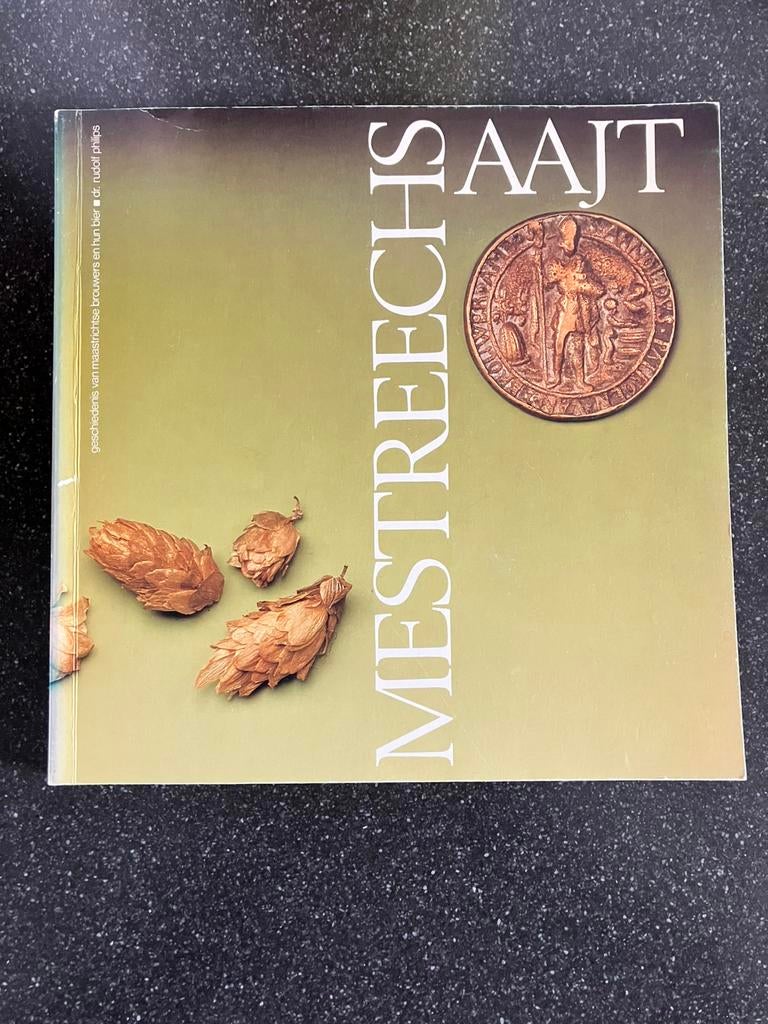 Mestreechs Aajt boek over brouwers en bier van Maastricht, Ophalen of Verzenden, Gelezen