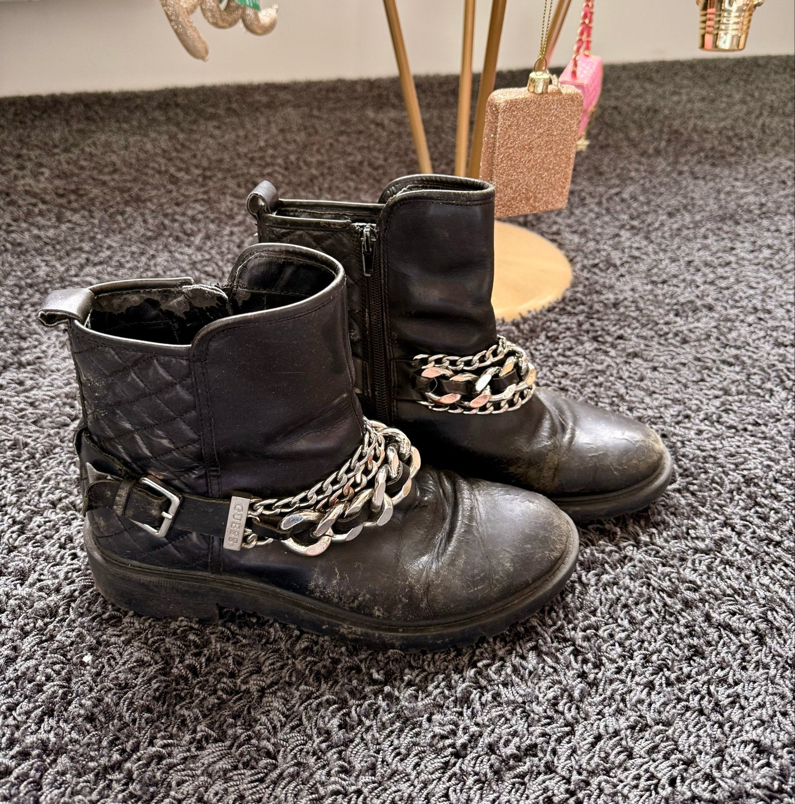 Zwarte guess enkellaarsjes met kettingdetails, Kleding | Dames, Schoenen, Ophalen of Verzenden, Gedragen, Zwart