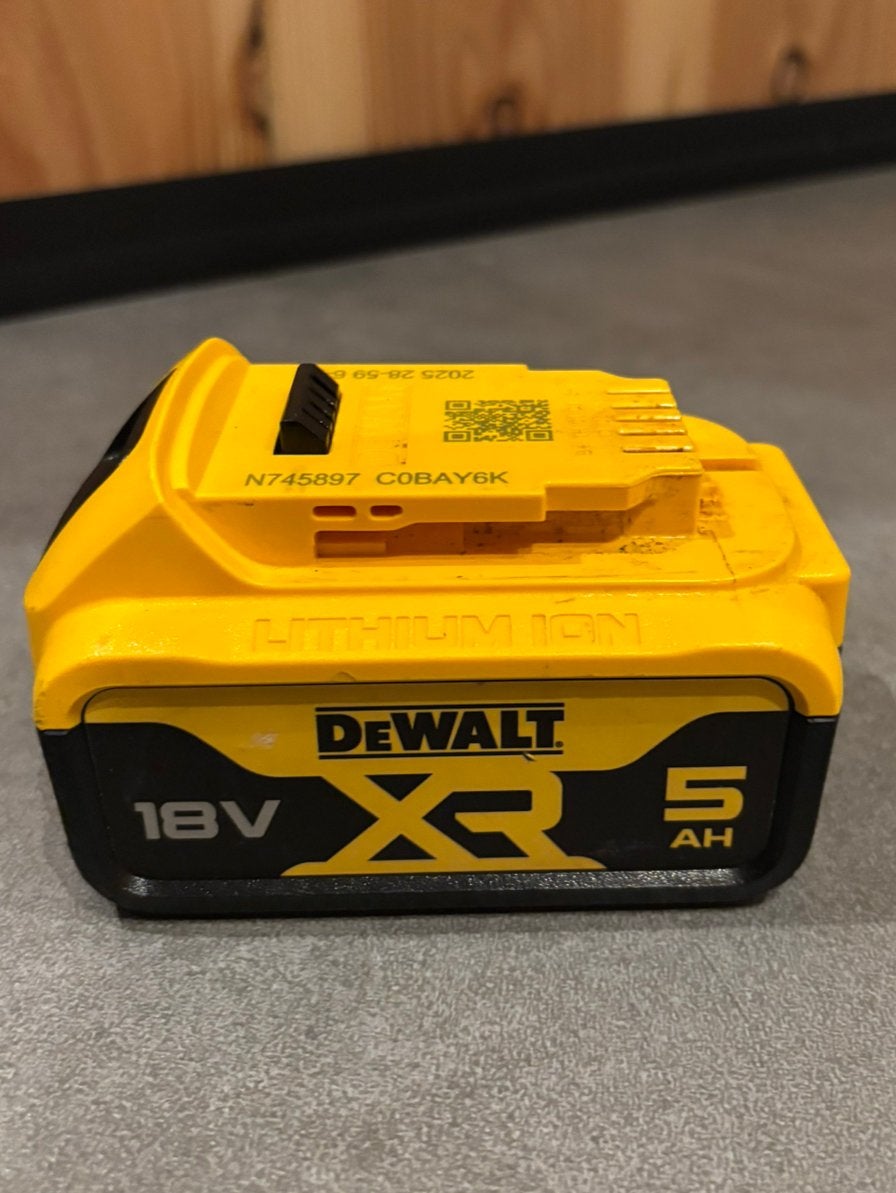 Dewalt 18V 5A accu uit 2025, Ophalen of Verzenden, Gebruikt