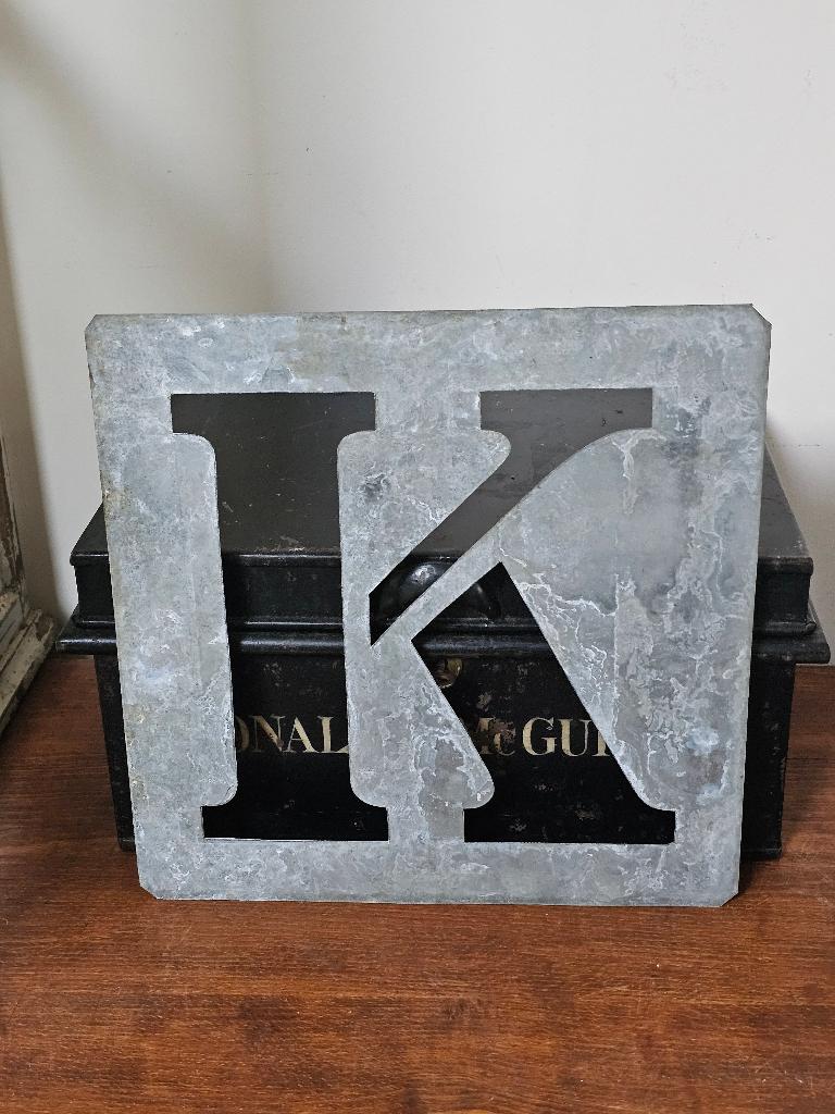 Groot oud zinken lettersjabloon alfabet LETTER 'K' 26X26cm, Antiek en Kunst, Ophalen of Verzenden