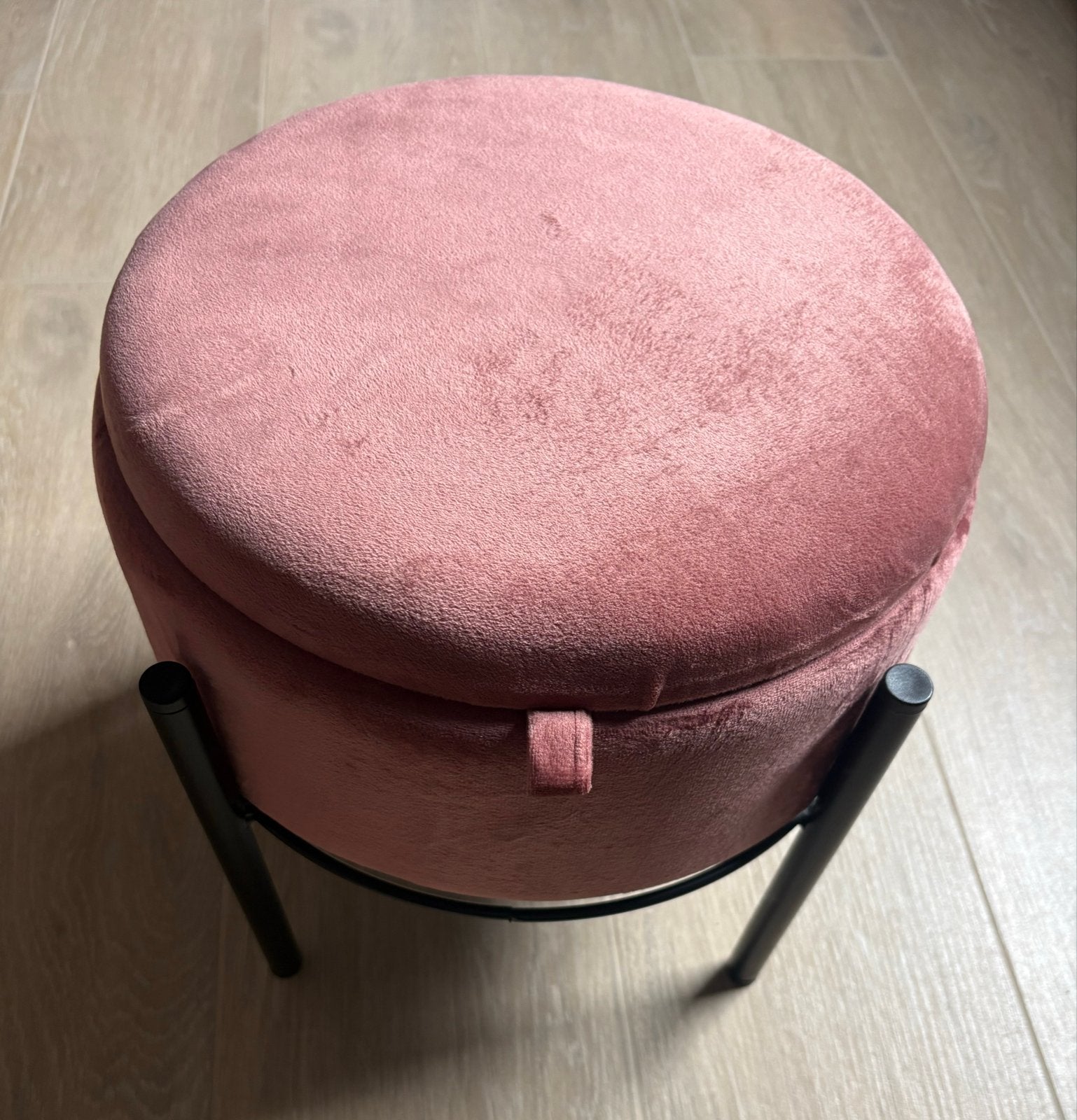 Roze poef met opbergruimte en metalen onderstel, Huis en Inrichting, Ophalen, Minder dan 50 cm, Gebruikt, Rond