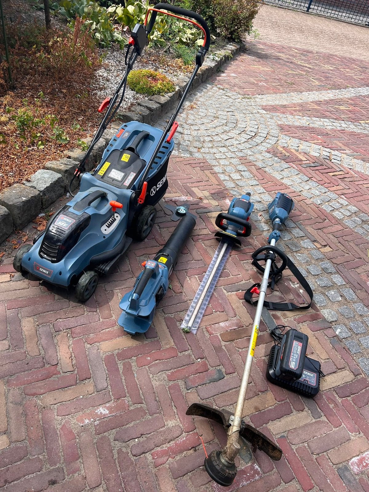 Senix Tuingereedschap Set: Grasmaaier, Bladblazer, Heggensch, Ophalen, Gebruikt, Accu-grasmaaier
