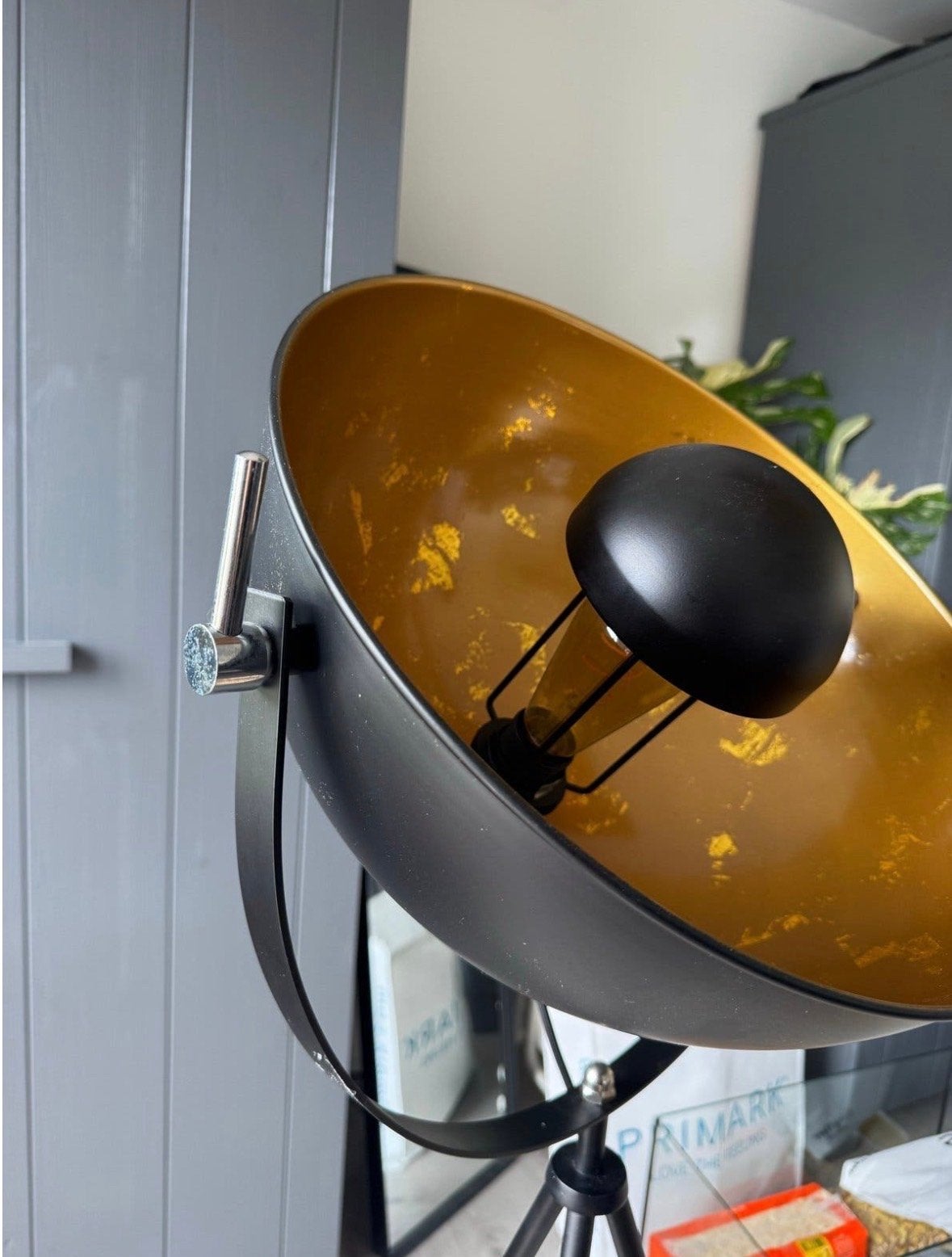Vloerlamp - Driepoot - Zwart & Goud, Zo goed als nieuw, Metaal, 150 tot 200 cm, E27 (groot)