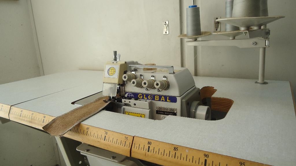 Industrie Global Lockmachine 4 draads, Hobby en Vrije tijd, Naaimachines en Toebehoren, Overige merken, Gebruikt, Ophalen of Verzenden