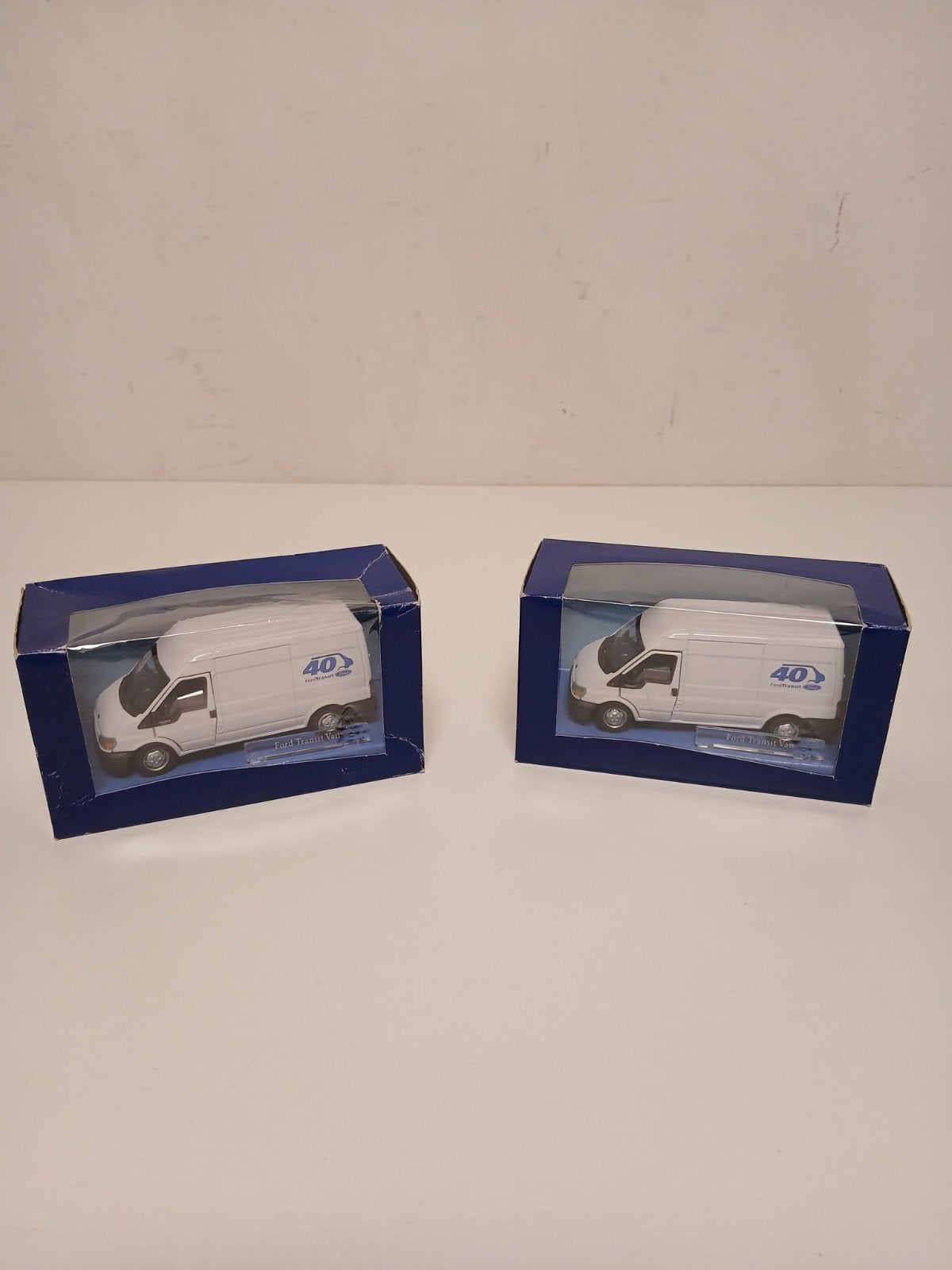 Ford transit miniatuur 40 jaar cararama hongwell 2 stuks, Hobby en Vrije tijd, Modelauto's | 1:43, Ophalen of Verzenden, Auto