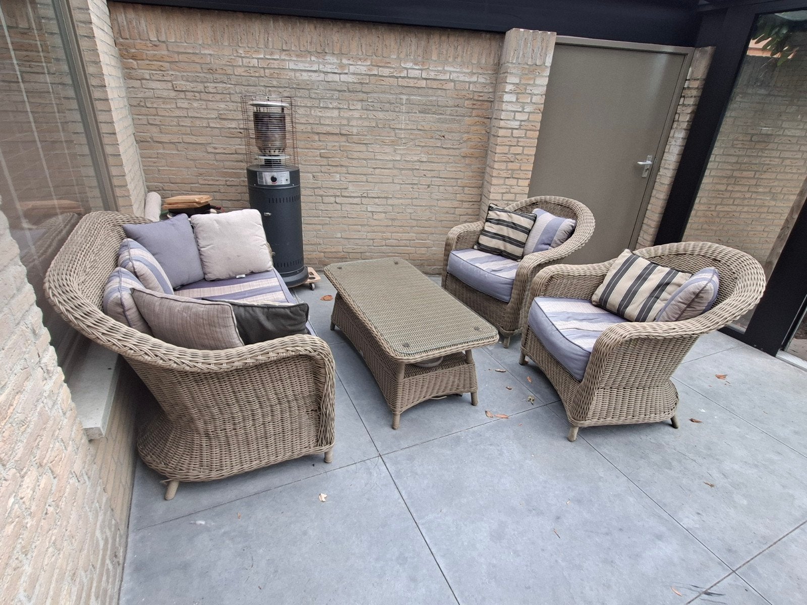 Complete Wicker Loungeset met Kussens en Salontafel, Ophalen, 4 zitplaatsen, Gebruikt, Bank