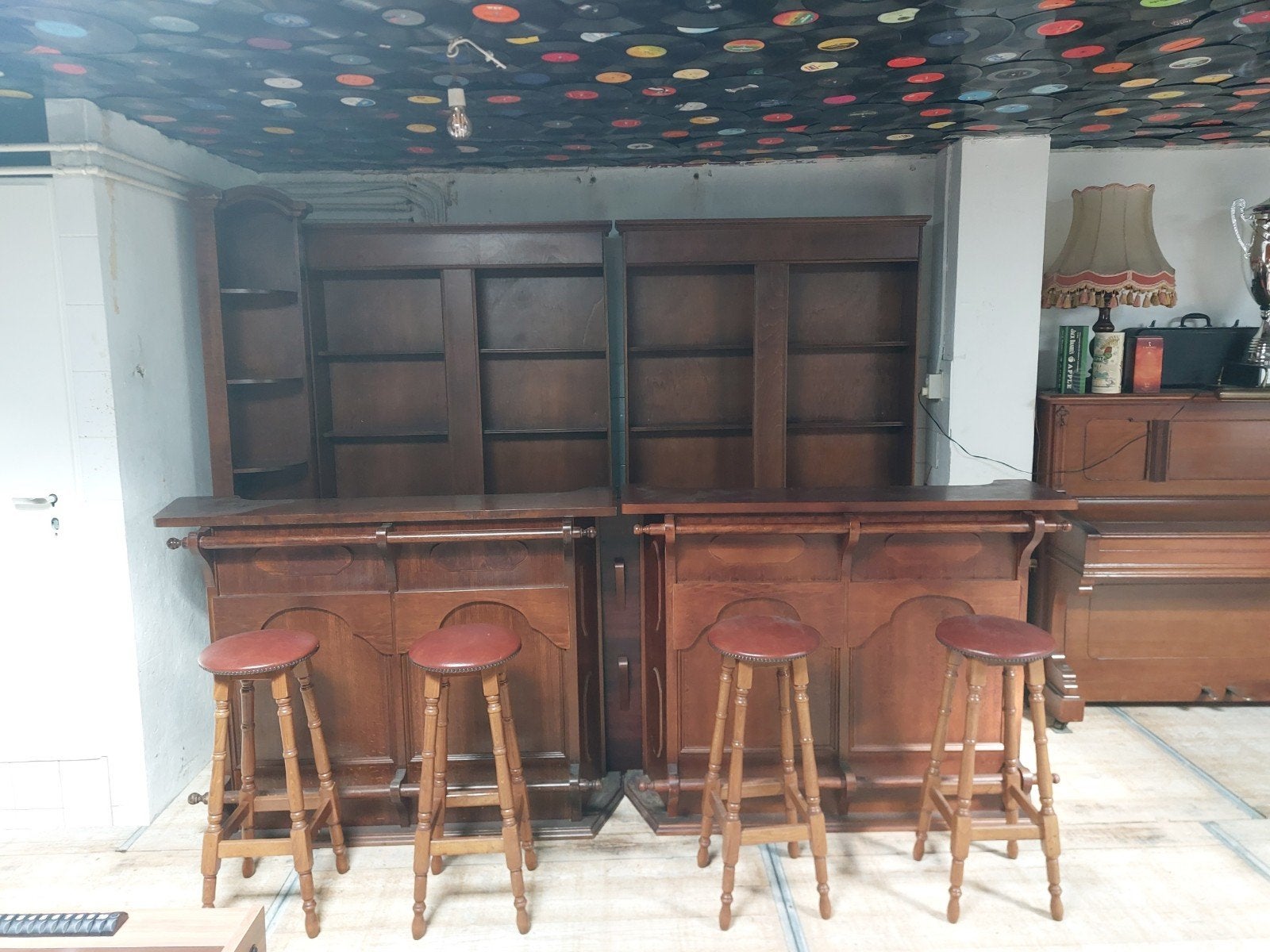 Foto 4 van bar met drankkasten en barkrukken