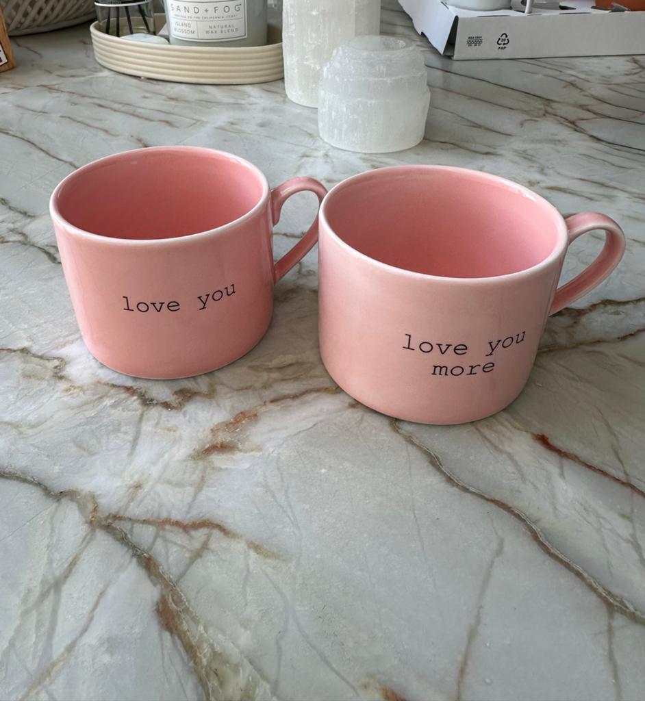 Set van 2 roze mokken met tekst van H&M Home, Nieuw, Ophalen of Verzenden, Overige stijlen, Kop(pen) en/of Schotel(s)