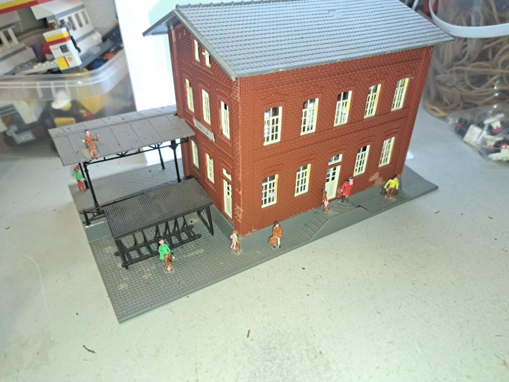 Nederlands station met poppentjes in ho, Hobby en Vrije tijd, Gebruikt, Gelijkstroom of Wisselstroom, Brug, Tunnel of Gebouw, Ophalen of Verzenden