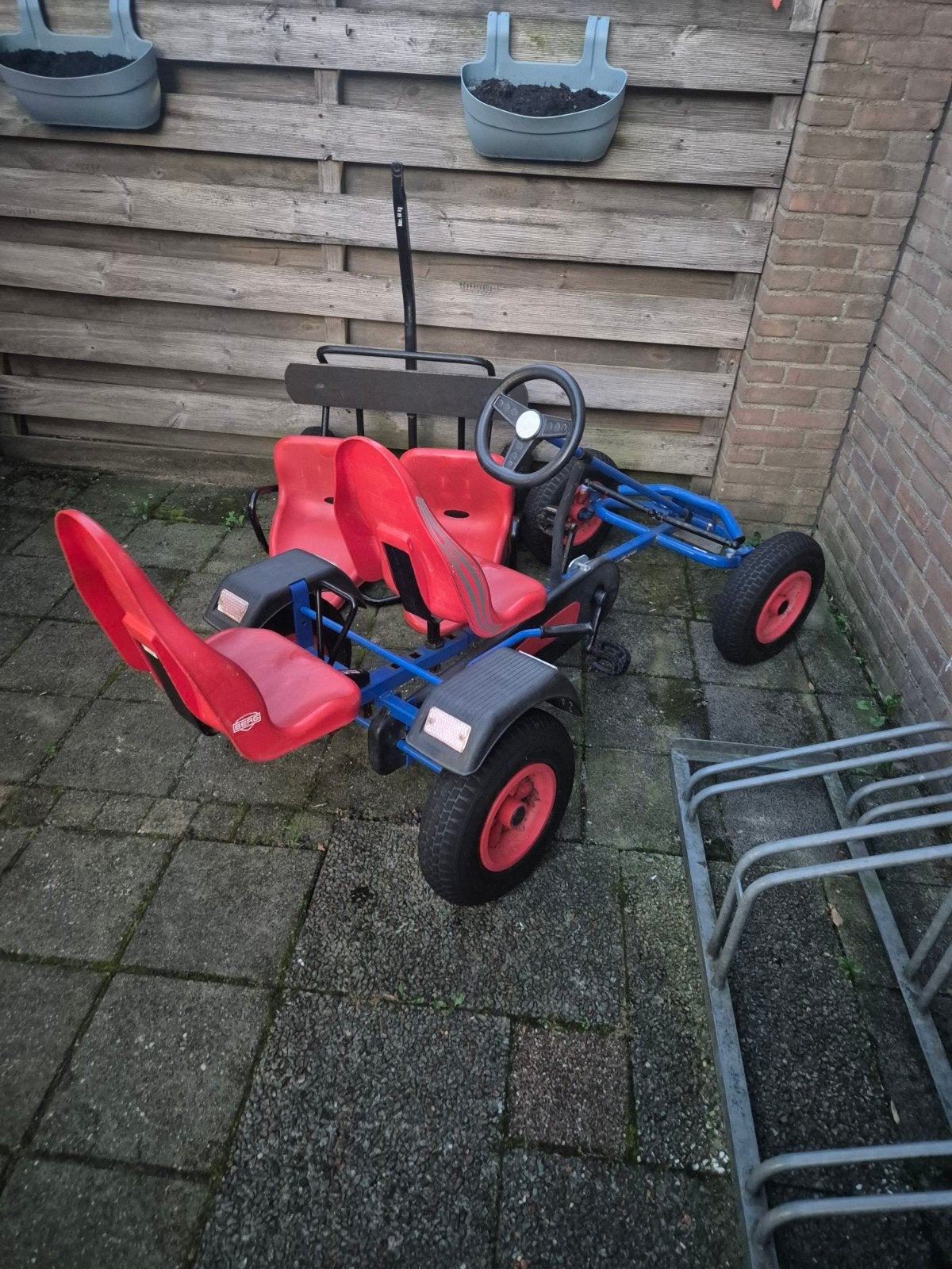Berg skelter met duozit en aanhangwagen