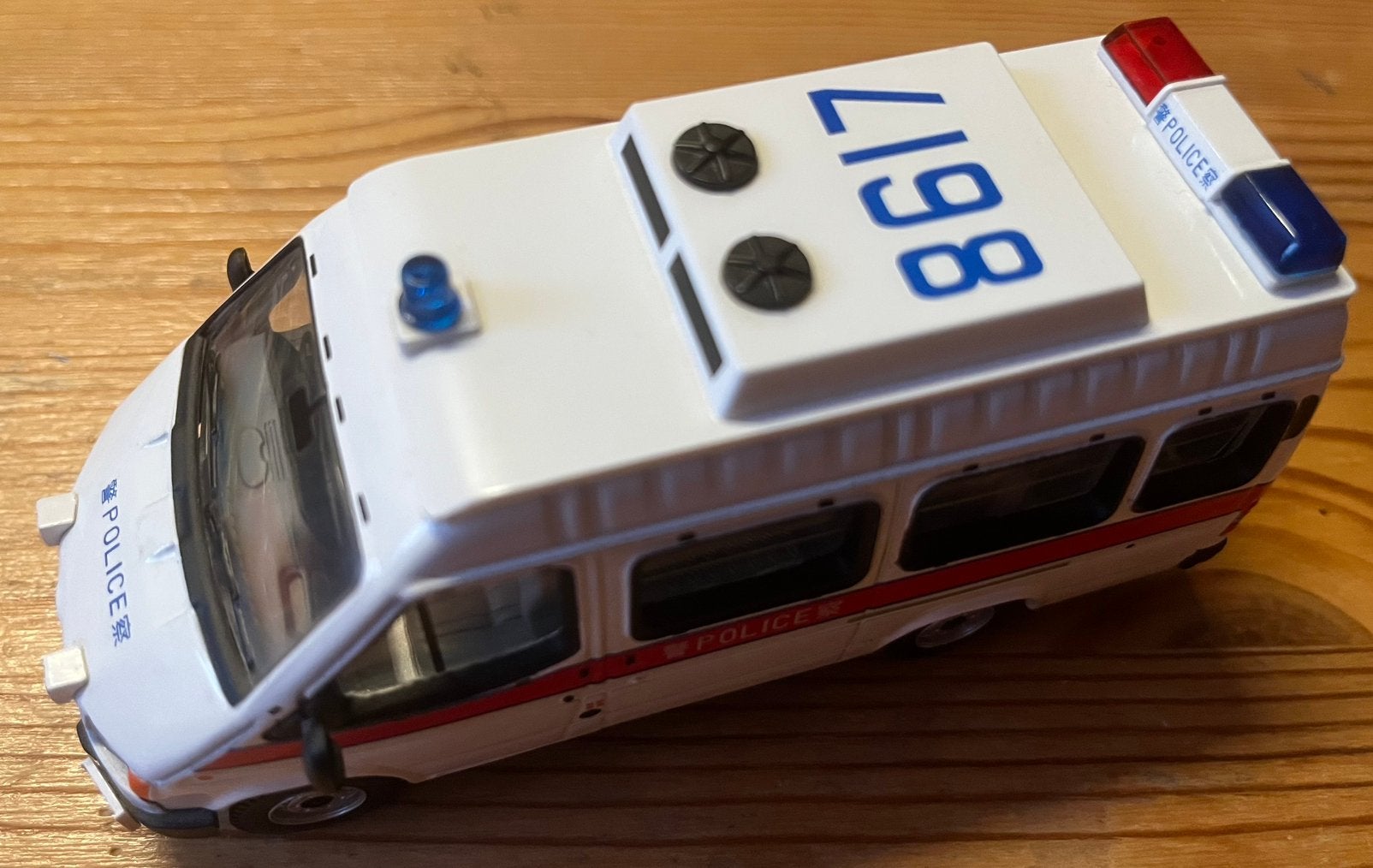 CORGI Ford Transit Police Hong Kong limited edition, Ophalen of Verzenden, Zo goed als nieuw, Bus of Vrachtwagen, Corgi