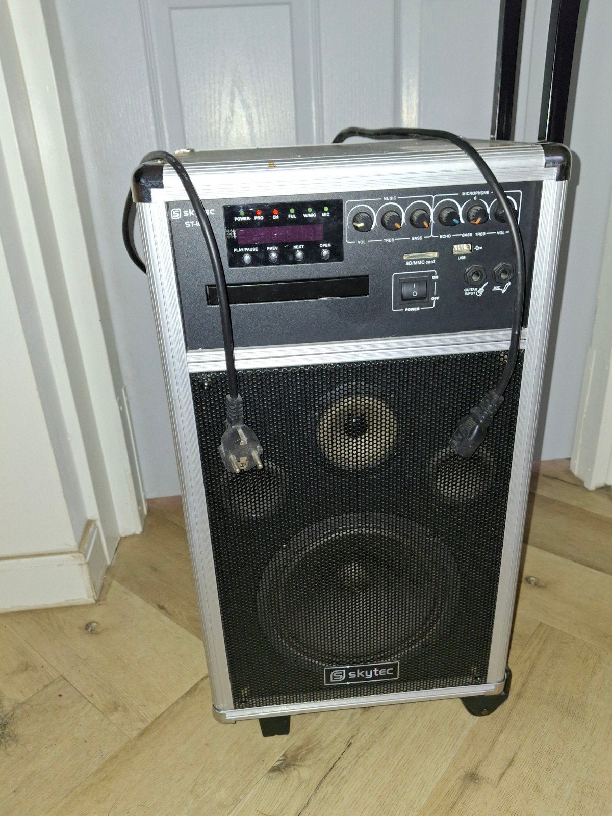 Skytec draagbare speaker met trolley, Ophalen, Gebruikt, Minder dan 500 watt