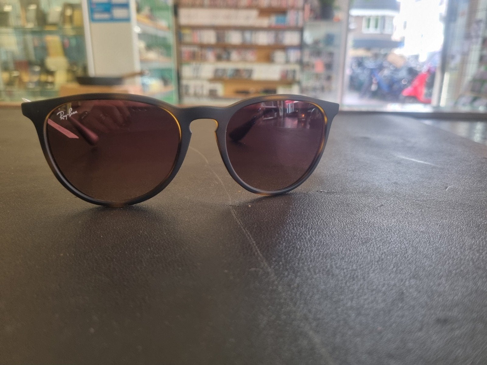 Ray-Ban Erika RB4171 Zonnebril - Zo goed als nieuw, Privacy@luxottica.com, Zonnebril, Bruin, Zo goed als nieuw