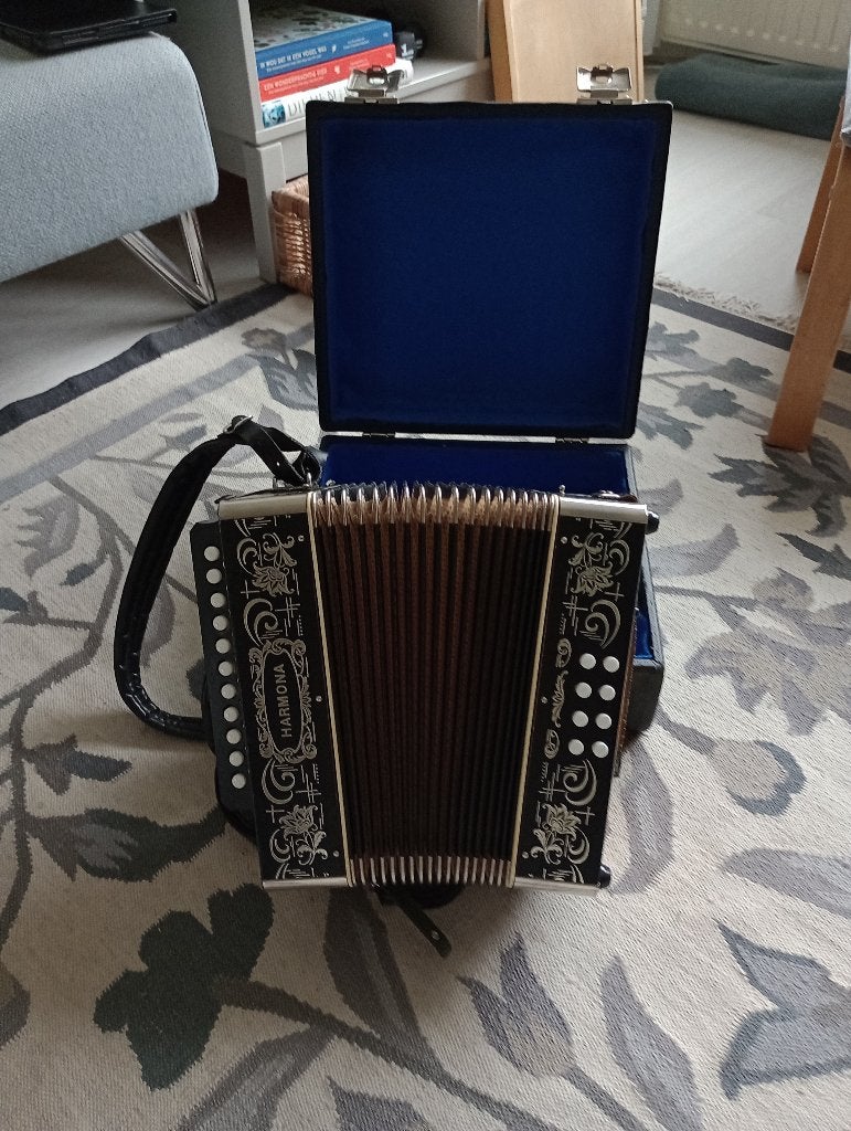 Trekzak Harmona AD stemming, Muziek en Instrumenten, Accordeons, Gebruikt, Overige formaten, Met koffer, Knopaccordeon