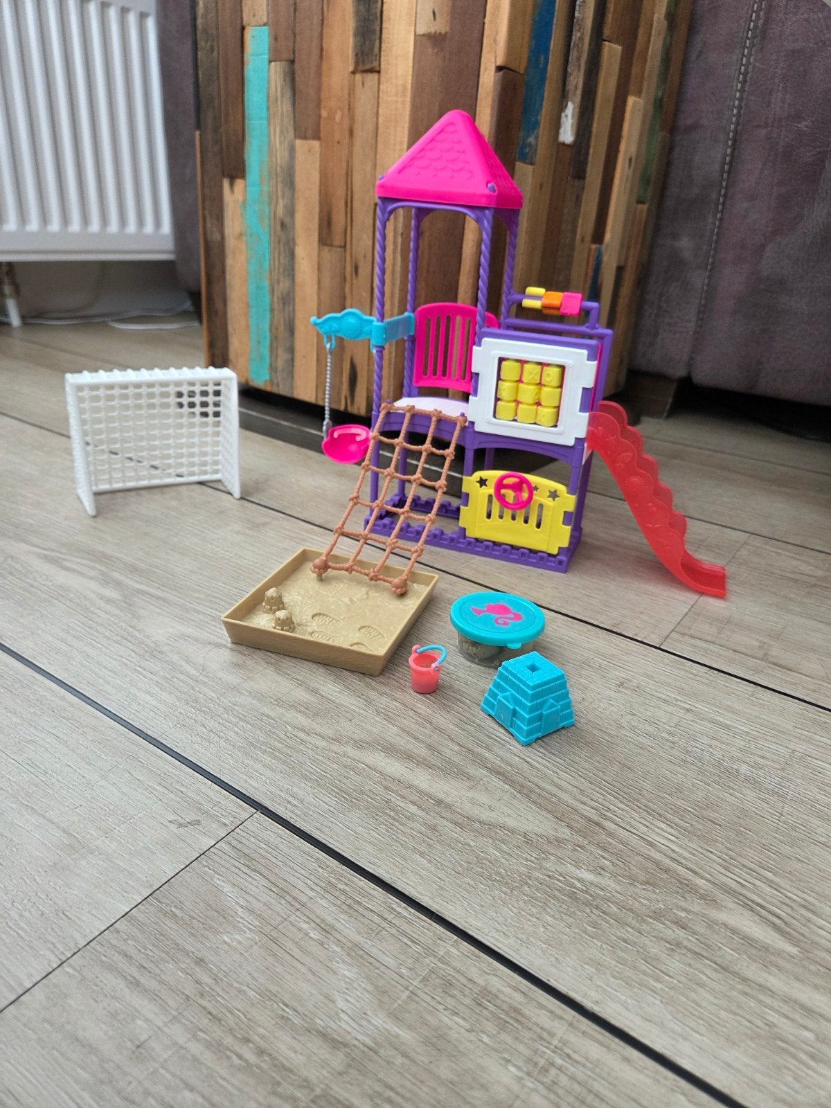 Barbie Speeltuin met Glijbaan, Schommel en Zandbak, Kinderen en Baby's, Speelgoed | Poppen, Ophalen of Verzenden, Zo goed als nieuw