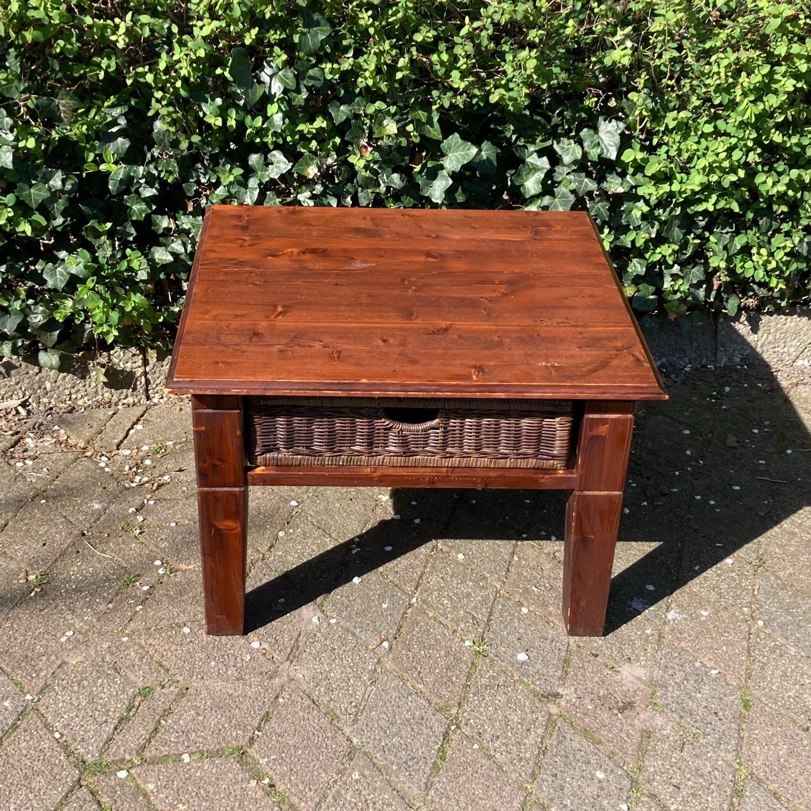 Houten salon-/bijzettafel met gevlochten lade (68x68x48cm), Antiek en Kunst, Ophalen
