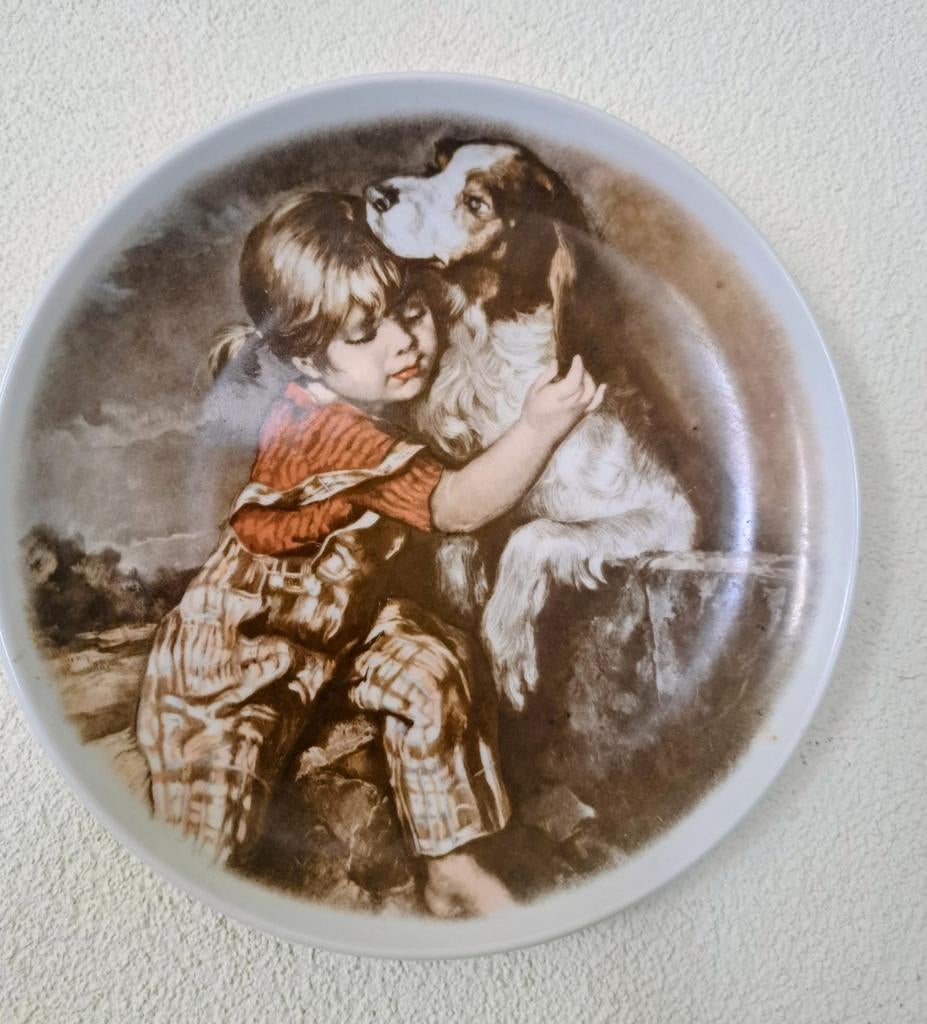 Decoratieve wandbord: meisje met hond - Royal Schwabap, Antiek en Kunst, Antiek | Wandborden en Tegels, Ophalen of Verzenden