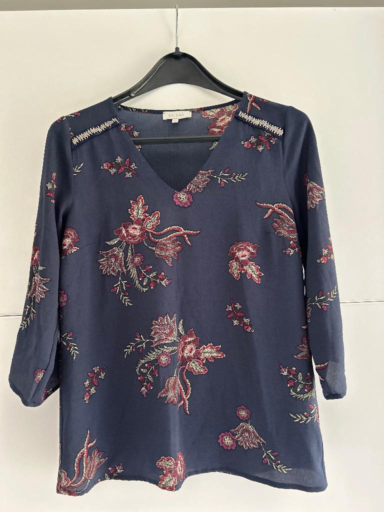 Bel & Bo donkerblauwe blouse met bloemen, Kleding | Dames, Maat 38/40 (M), Blauw, Bel & Bo, Ophalen of Verzenden