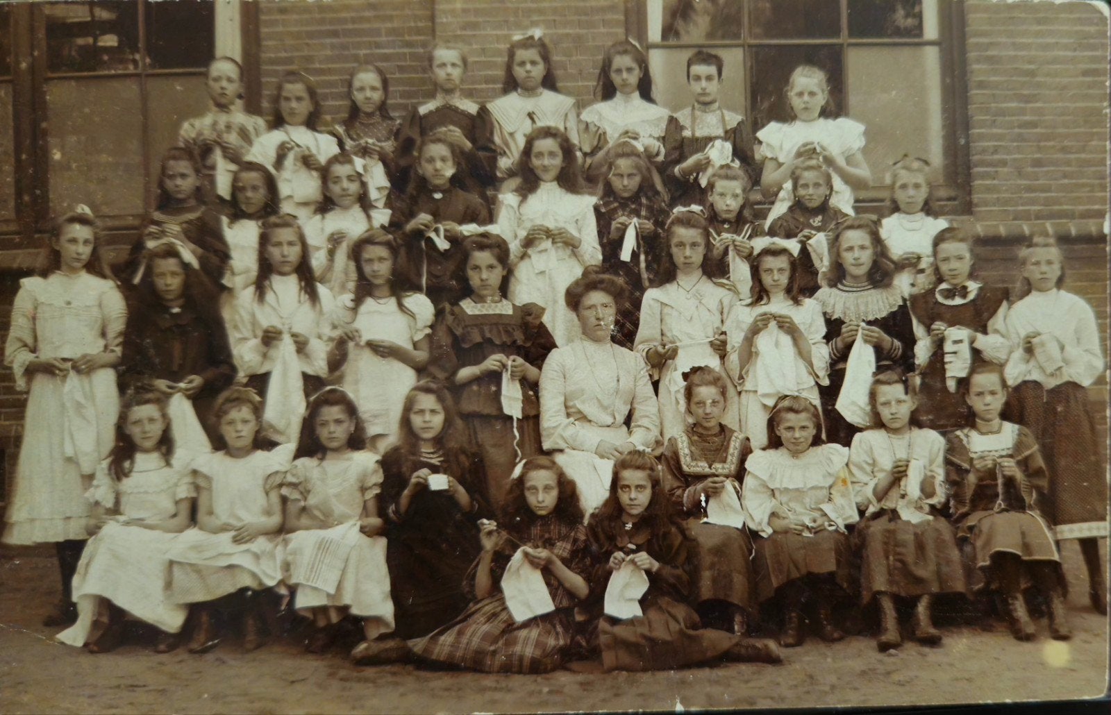 BEUSICHEM (4)de leukste klassefoto. meisjesklas, Gebruikt, Foto, Ophalen of Verzenden, Voor 1940