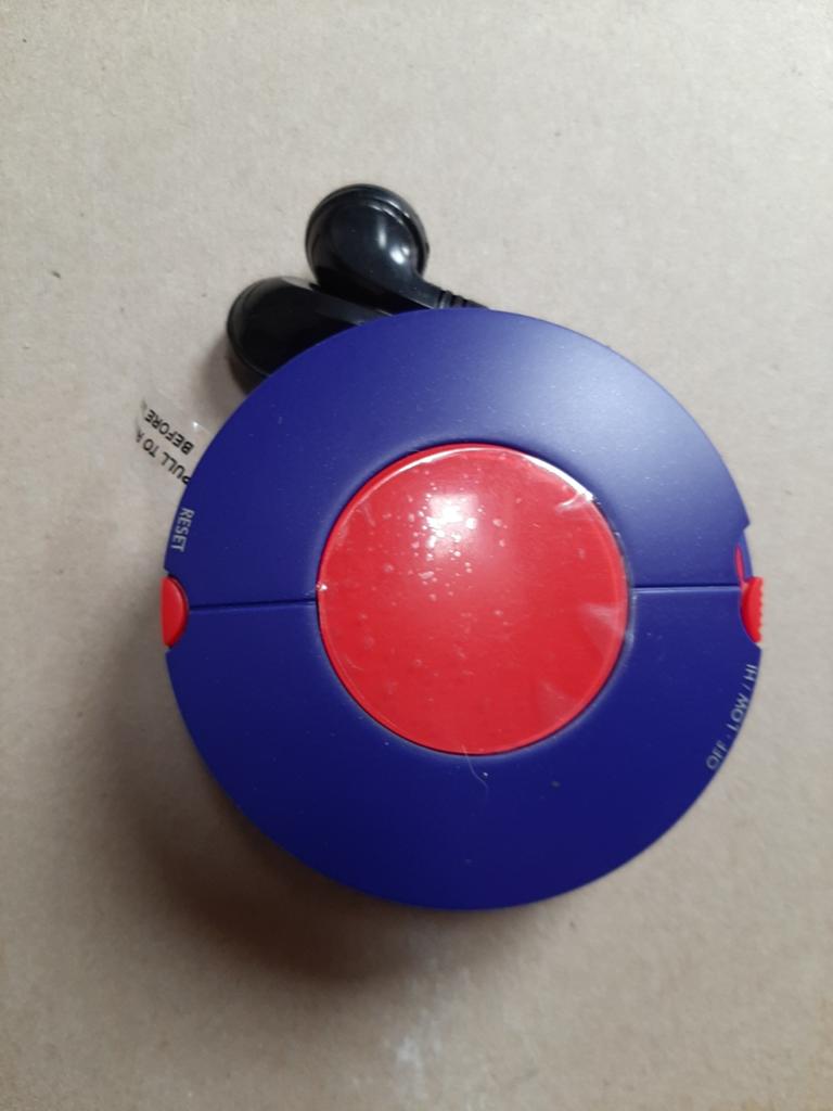 Compacte draagbare radio met oordopjes., Ophalen of Verzenden, Nieuw, Radio