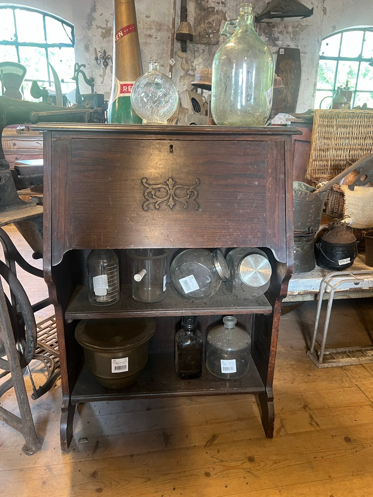 Antieke houten secretaire met schuine klep en open schappen